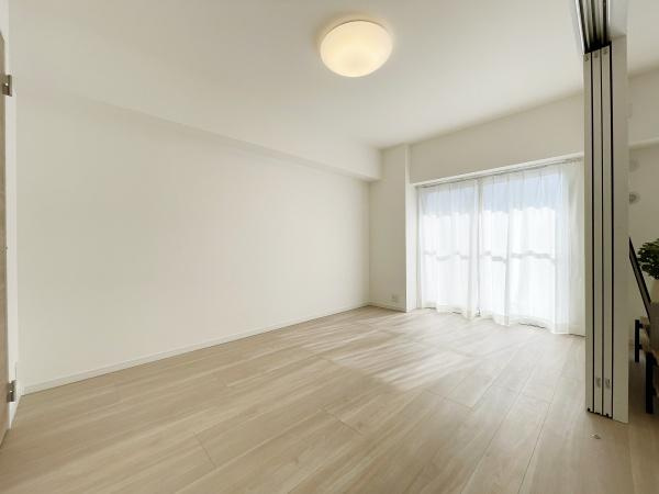 上用賀スカイマンションの洋室|心地よい日差しと風が気持ちの良い居室♪　リッチな空気は、広々とした居室の特権です♪