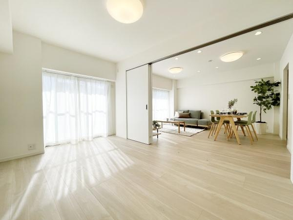 上用賀スカイマンションの洋室|スライドウォールを開放すると広々お使いいただけます♪