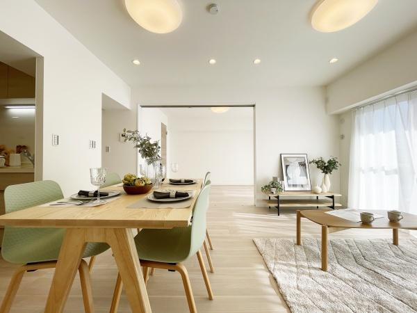 【居間・リビング】 | 上用賀スカイマンション | みんなが集うLDKはあたたかい日差しが入り込み、自然と楽しい会話が弾む幸せな空間に♪