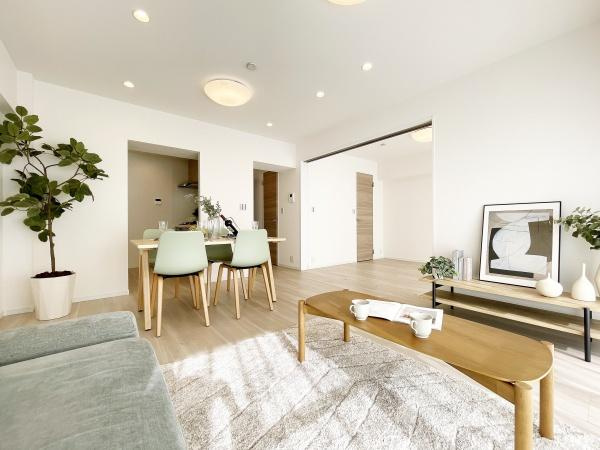 上用賀スカイマンションの居間・リビング|白が基調の清潔感のあるリビング