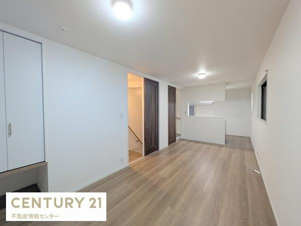 【居間・リビング】 | 八幡屋4丁目　中古戸建