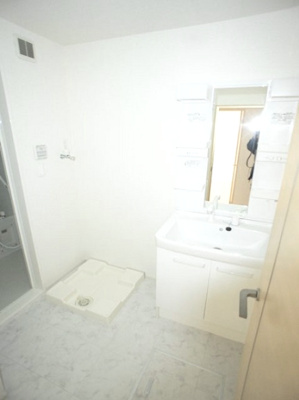 【洗面所】 | クロシェット | 洗髪洗面化粧台と洗濯機置き場があります♪