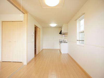 【居間・リビング】 | ブランシェントＡ | 快適に過ごせるエアコンが付いています♪