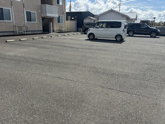 ルーシッド新保の駐車場