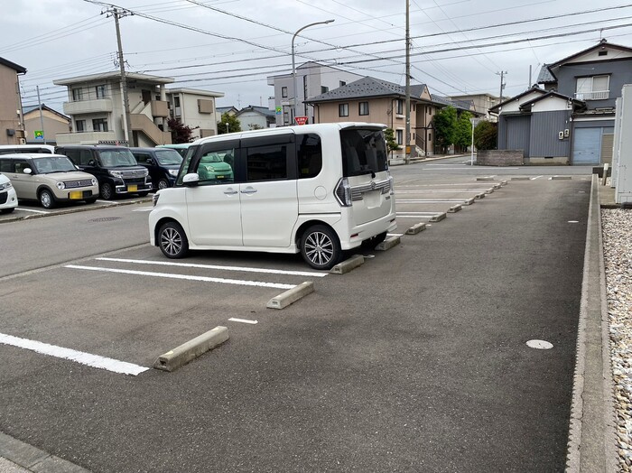 クレアージェ光陽の駐車場
