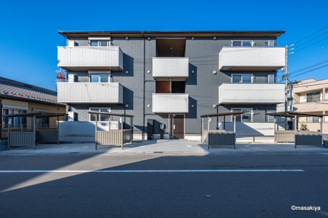 トリシア東口の外観