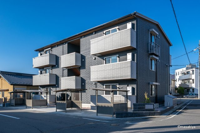 トリシア東口の外観