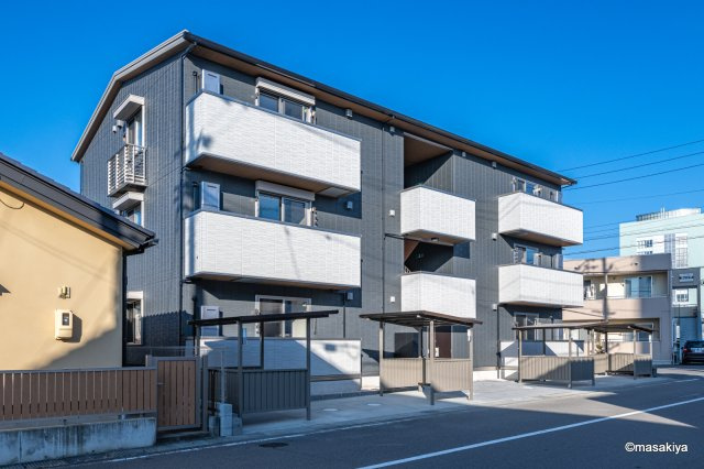 トリシア東口の外観