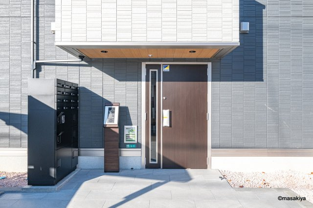 トリシア東口のエントランス