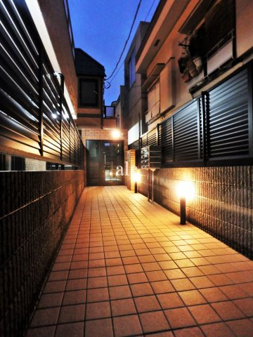 新宿区西早稲田２丁目のアパートのエントランス