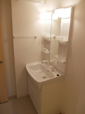 【洗面所】 | ストロベリ－　クロップ | 明るい洗面所です