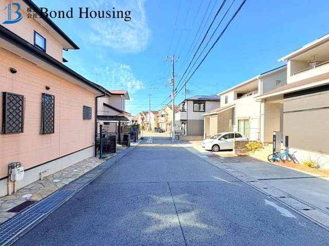 南向きで陽当り・通風良好　良質中古戸建　魚住町住吉　築11年の前面道路含む現地写真