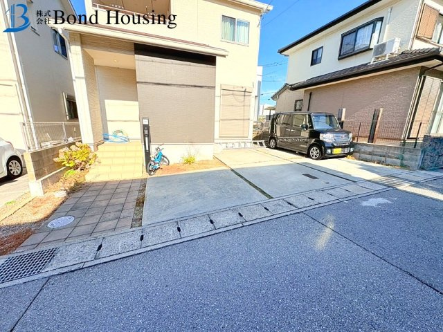 南向きで陽当り・通風良好　良質中古戸建　魚住町住吉　築11年の前面道路含む現地写真