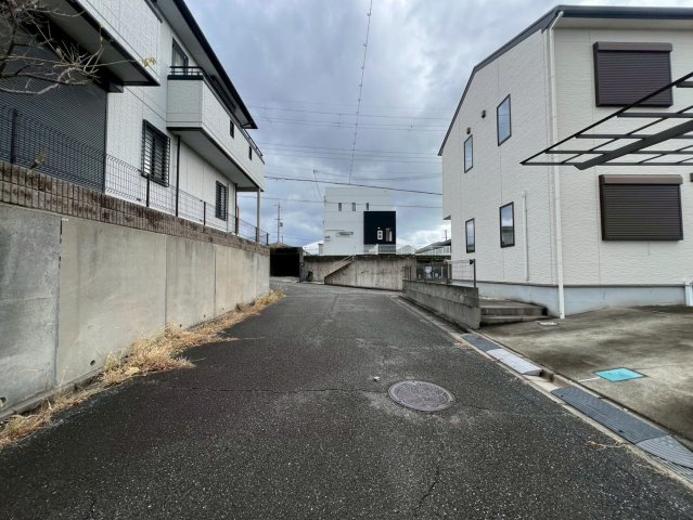 和歌山市つつじが丘2丁目・中古戸建・54728の前面道路含む現地写真