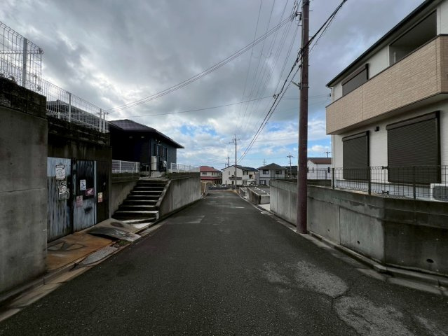和歌山市つつじが丘2丁目・中古戸建・54728の前面道路含む現地写真
