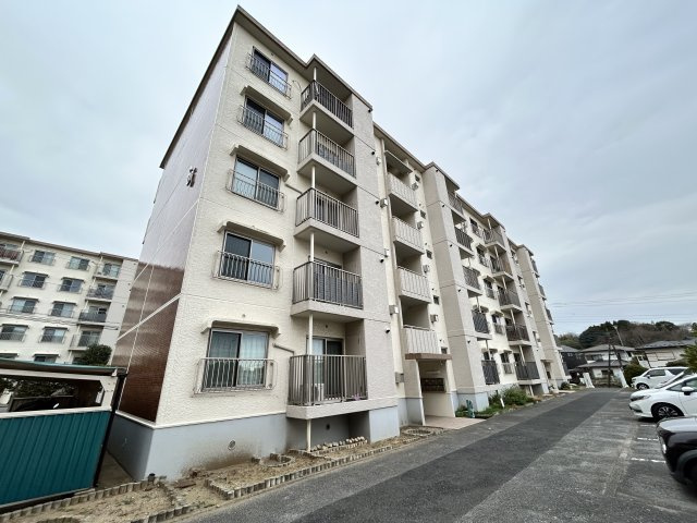 アイビ・ネオハイツ酒々井6号棟の外観|落ち着いた色合いの外観が印象的な分譲マンション。周囲は閑静な住宅街で、穏やかな住環境です。