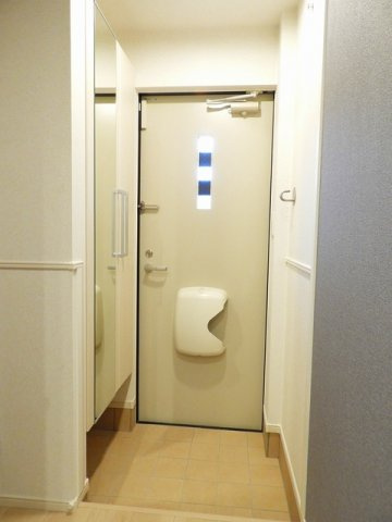 Ｌｕｃｅ　伴中央の玄関|明るい玄関です