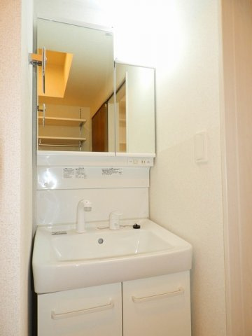 Ｌｕｃｅ　伴中央の洗面所|脱衣スペースもあります