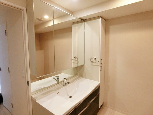 シティトリエ京橋の洗面所|三面鏡付き洗面化粧台　※2023年8月撮影