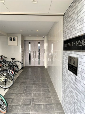 【エントランス】 | ロイヤルコート立売堀 | シックなエントランスです♪自転車置き場があります！