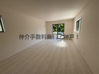 【居間・リビング】 | 神戸市西区糀台1丁目　新築戸建2号棟　仲介手数料無料！ | こちらのリビングで趣味の時間をお楽しみください