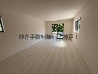 【居間・リビング】 | 神戸市西区糀台1丁目　新築戸建2号棟　仲介手数料無料！ | こちらのリビングで趣味の時間をお楽しみください