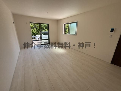【居間・リビング】 | 神戸市西区糀台1丁目　新築戸建2号棟　仲介手数料無料！ | ゆったりとした居間です