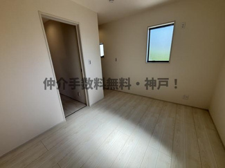 【洋室】 | 神戸市西区糀台1丁目　新築戸建2号棟　仲介手数料無料！ | 明るい洋室です
