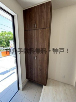 【玄関】 | 神戸市西区糀台1丁目　新築戸建2号棟　仲介手数料無料！ | 収納もある玄関です