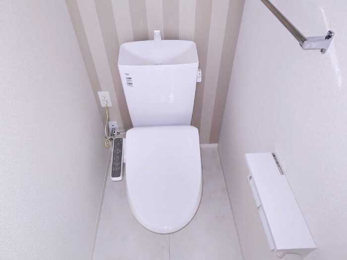 ☆温水洗浄・暖房便座付きトイレです☆