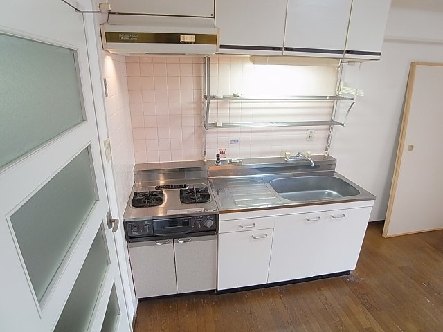 ワコーレ上沢のキッチン|システムキッチン、2口ガスコンロ付き