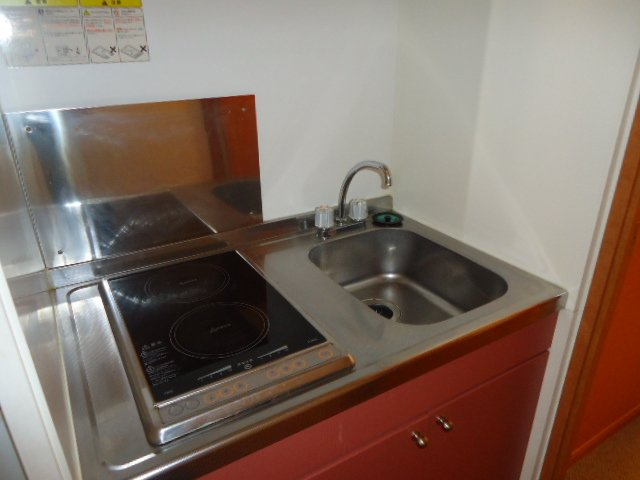 レオパレスブラッサム木津のキッチン|ラジエントヒーターのコンロです。火が出ないので安全です。