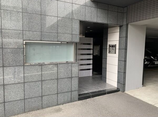 GRANDUKE鶴舞のエントランス