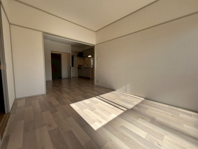 モダンアパートメント神戸宝塚Ⅱの居間・リビング|※同建物の類似写真となります。