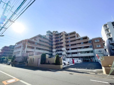 【外観】 | ルイシャトレ浦安ノーブルフォート | 「ルイシャトレ浦安ノーブルフォート」は、浦安駅から程よい距離に位置し、静けさと利便性を両立した住環境が魅力です。重厚感あるSRC構造の9階建て、管理体制も良好で、共用部は常に清潔に保たれています。