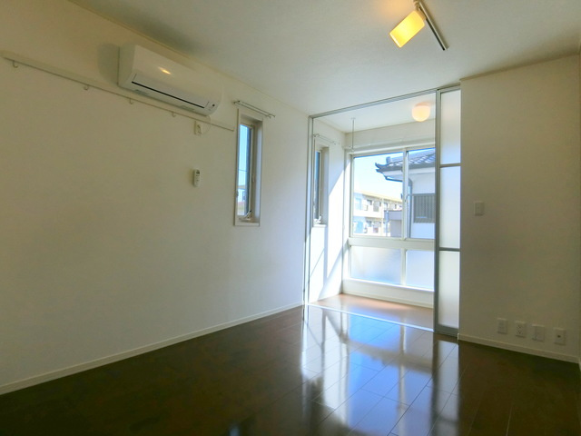 ヒルズオザクの居間・リビング|明るい洋室