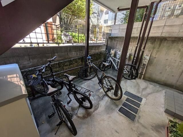 ドミールベルチェリーの駐車場