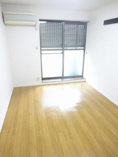 ドミールベルチェリーの居間・リビング|【洋室】■エアコン■ハンガーフック