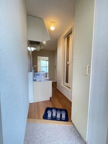 ドミールベルチェリーの玄関|■モニタ付インターホン■シューズクローゼット■ダウンライト