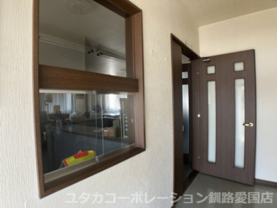 【その他】 | 【商談中】大町8丁目9、10事務所 | 玄関入ると事務所とつながる小窓付き…☆すぐに来客対応できます♪