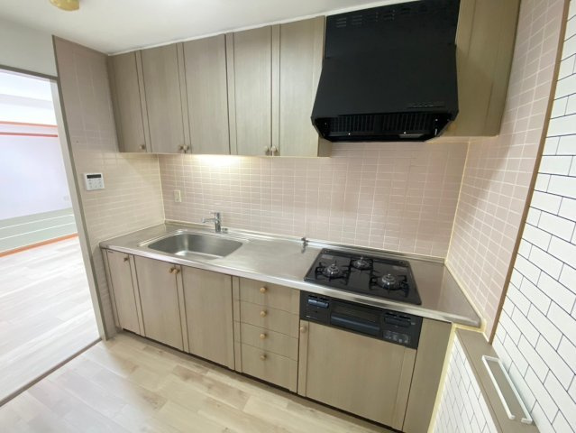 アピエス瀬戸末広町のキッチン|ほぼ独立キッチンなのでお料理に集中できますし、音や臭いがリビングに届きにくいです！