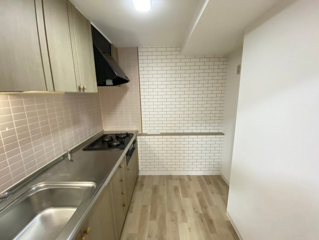 アピエス瀬戸末広町のキッチン|オシャレな壁紙でお料理の時間も楽しくなりそうですね♪