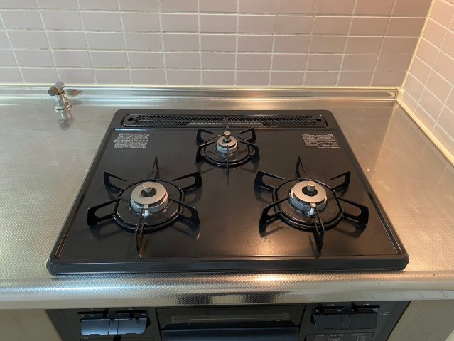 アピエス瀬戸末広町のキッチン|グリル付きの３口コンロなので、同時進行でお料理の効率が上がります♪