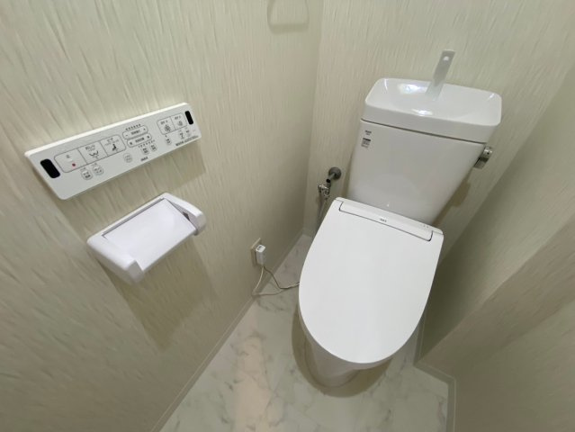 アピエス瀬戸末広町のトイレ|ウォシュレット機能付きトイレです。白を基調とした落ち着く空間です。