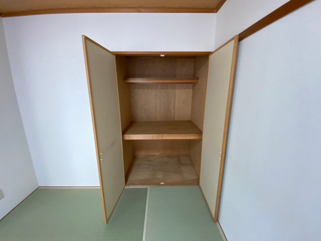 アピエス瀬戸末広町の和室|奥行きのある押入。奥行きのある収納ボックスなども置くことが出します。