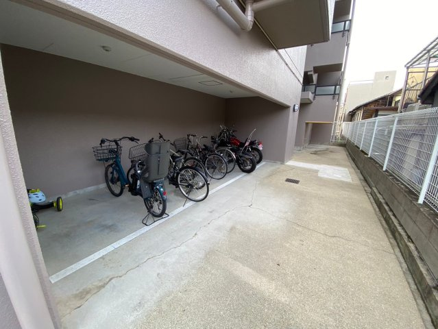 アピエス瀬戸末広町の駐輪場|駐輪場。屋根付きで雨の日も安心ですね◎