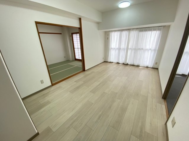 アピエス瀬戸末広町の居間・リビング|明るいリビングで家族と大切な時間を過ごせますよ♪