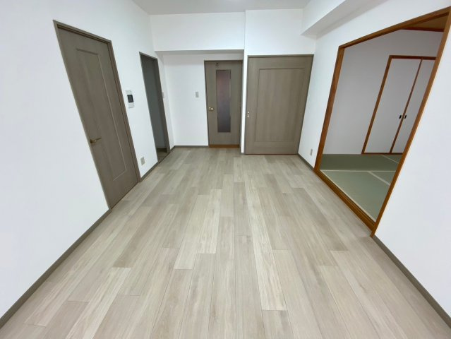 アピエス瀬戸末広町の居間・リビング|南向きバルコニーに面したリビング。窓から明るい光が差し込みます！