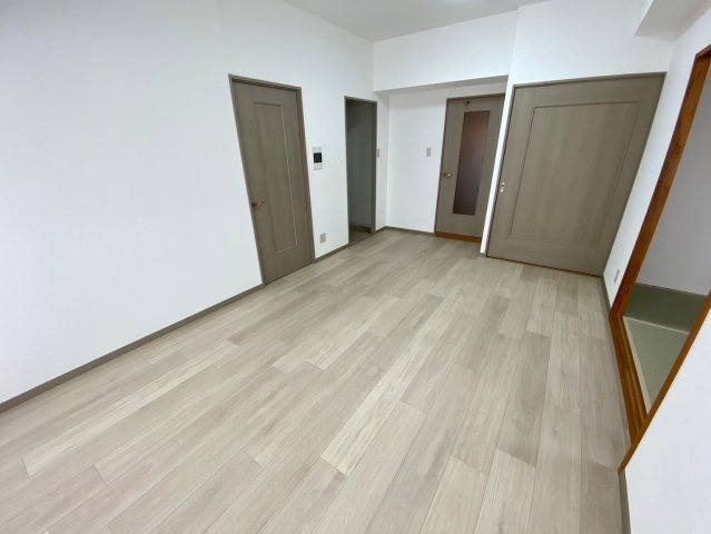 アピエス瀬戸末広町の居間・リビング|おしゃれな木目のフローリングで温かみを感じられるリビングです☆