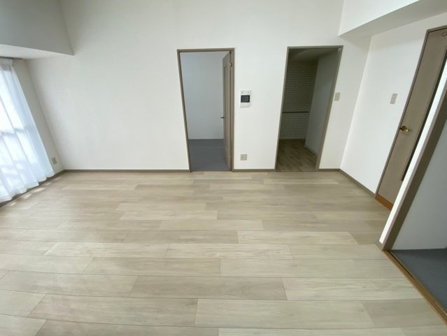 アピエス瀬戸末広町の居間・リビング|各居室へはリビングを通るため、いつもご家族の温もりを感じられるますよ♪